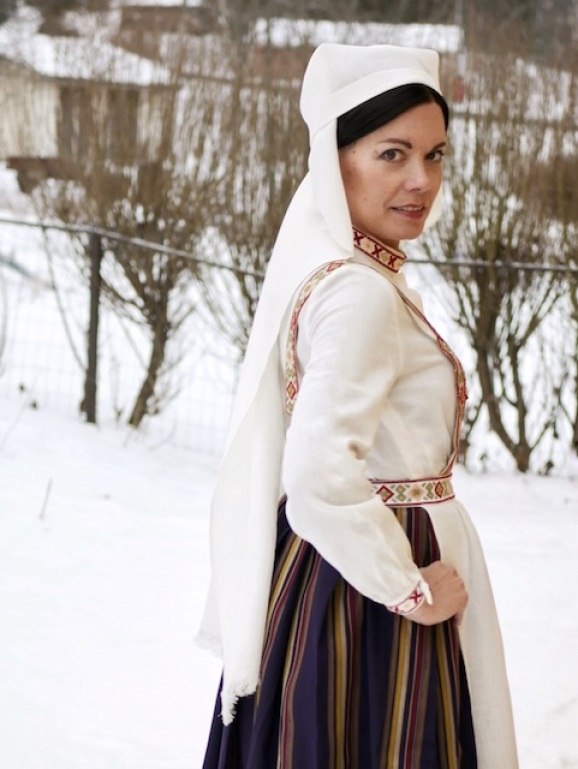 Vanha Karjalan puku Old Karelian costume